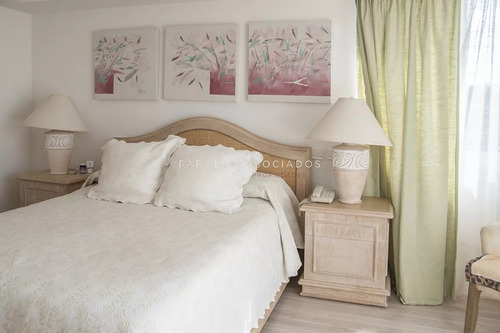 Divino Apartamento En Venta De 3 Dormitoriors En Torre Nueva York, Punta Del Este.