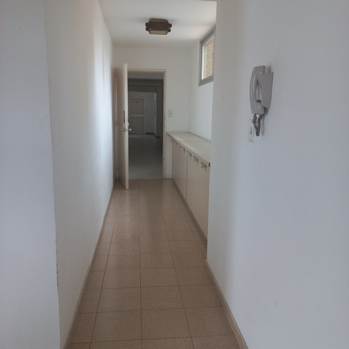Imagen 15 de 20 de Apartamento En Playa Grande Con Inmejorable Ubicación. Vista Al Club Playa Grande Y Marina Grande. Luminoso,piso Medio. Edificio Bien Conservado.buen Condominio.