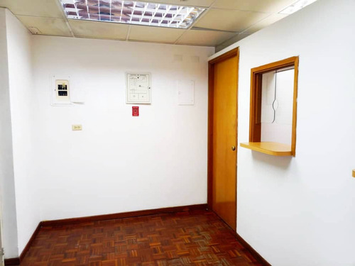 Alquilo Comoda Oficina Los Dos Caminos. 81 Mts2. Area De Cocina. Estacionamiento. Maletero. 4 Areas De Trabajo. Vigilancia.