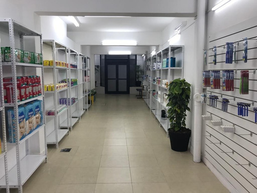 Imagen 5 de 9 de Local Refaccionado Con Importantes Dimensiones En Excelente Zona Comercial