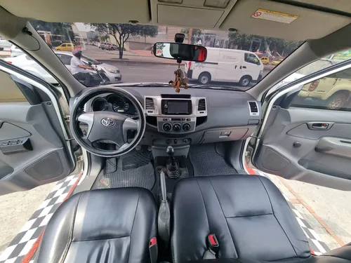 Toyota Hilux 2.7 MT 4X2