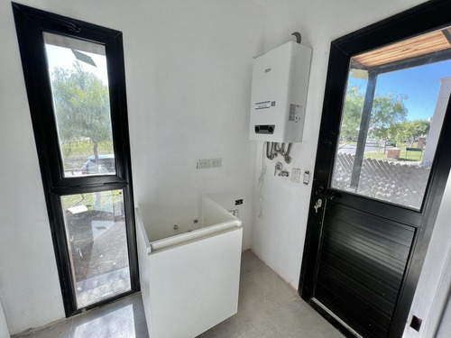 Imagen 26 de 30 de Moderna Casa A Estrenar Con Detalles De Categoria En Pilar Del Este, Barrio Santa Elena.