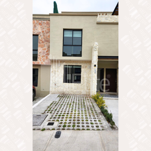 Casa Con Roof Garden En Venta En Misión Montejo Queretaro