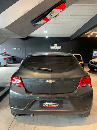 Imagem 7 de 8 de Chevrolet Onix Lt 2019 - São Paulo Motorsport