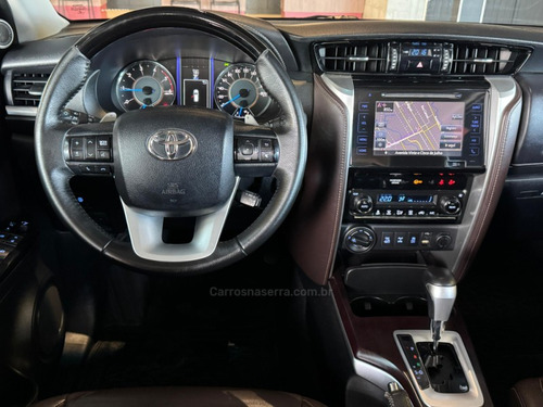 Toyota Hilux SW4 2.8 SRX 4X4 7 LUGARES 16V TURBO INTERCOOLER DIESEL 4P AUTOMÁTICO