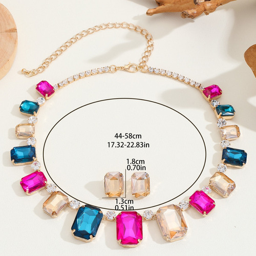 Un Elegante Conjunto De Joyas De Collar For Mujer.