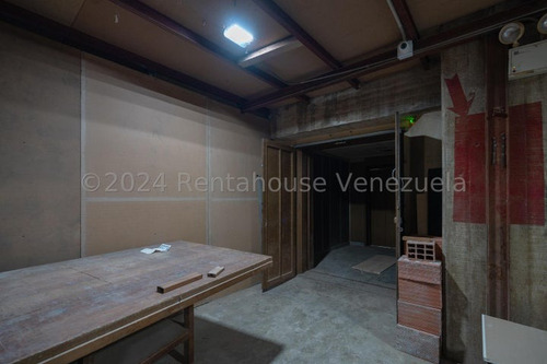 Local Comercial De 900 M2 Ubicado En La Zona Industrial De San Antonio