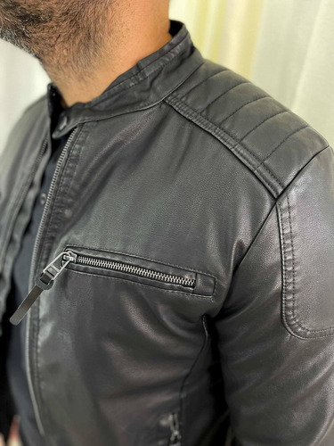 Imagen 5 de 8 de Campera De Cuero Pu Con Costuras Hombre The Big Shop