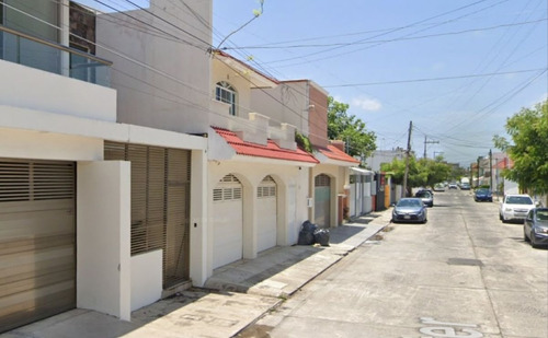 Propiedad Con Cochera Cerrada Para 2 Autos. Cuenta Con Amplias Recámaras Y Patio Trasero. A Dos Cuadras De Uvm Veracruz Y A Sólo 5 Minutos De Walmart, Costco, The Home Depot Y Office Depot. Muy C