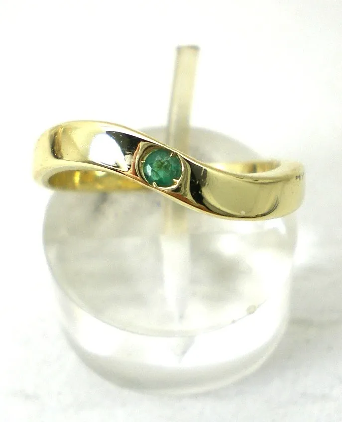 Anillo De Oro 18 Kt Y Esmeralda Natural