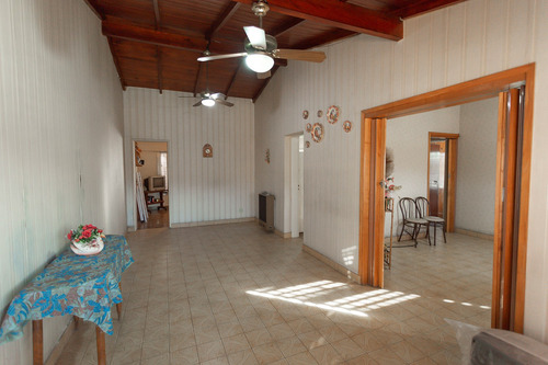 Casa Chalet En Venta Ubicado En Banfield, Lomas De Zamora, G.b.a. Zona Sur