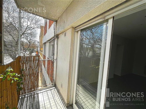 ***reservado*** 3 Ambientes Con Patio Y Balcon A La Calle!