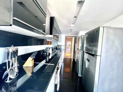 Apartamento En Piso Alto Torre Look Brava