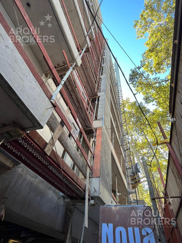 Apartamento Penthouse De Cuatro Dormitorios En Venta En Centro - 1001