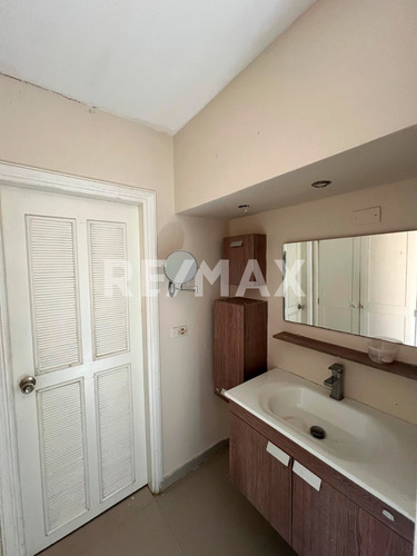 Apartamento Actualizado Amoblado En Venta En Maracaibo