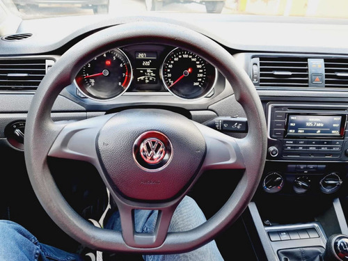 Imagen 12 de 15 de Volkswagen Jetta 2017 2.5 Comfortline Mt