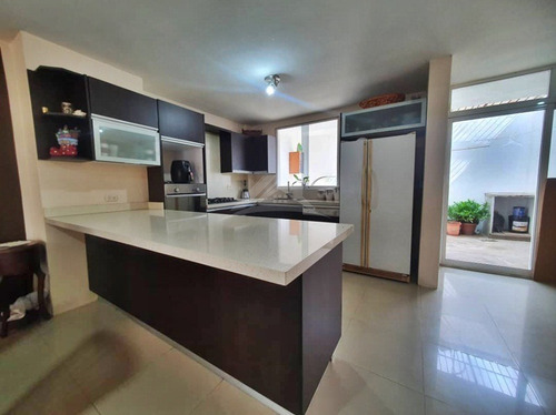 Town House Ubicado En Villas Santa María, Nueva Barcelona (a Pocos Metros Del Farmatodo Del Ingenio) Precio Negociable