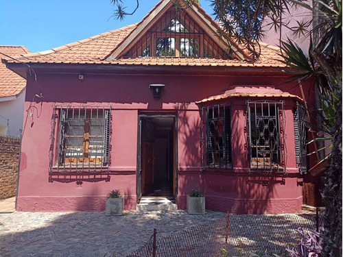 Casa De 4 Ambientes Más Escritorio En Alquiler, En Martínez.