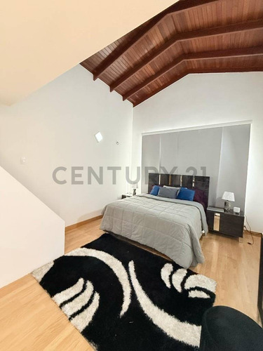 En Venta Penthouse De Esquina En El C. R. Marina Del Rey