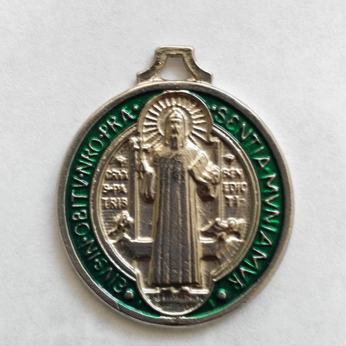 Medalla Italiana De San Benito En Color Verde Y Baño Plata