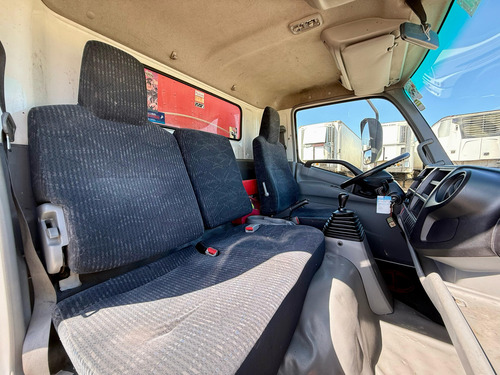 2017 Camión Hino Xzu 8.5 Sl Con Furgon Cerrado Y Plataforma