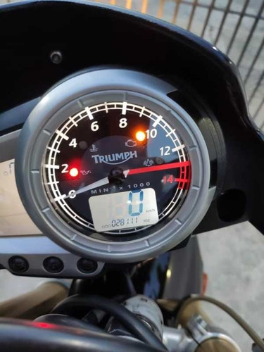 Imagen 10 de 12 de Triumph Streettiple
