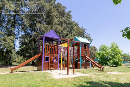 Imagen 23 de 30 de Casa En Venta De Estilo Clásico Con Amplios Ambientes En Abril Club De Campo