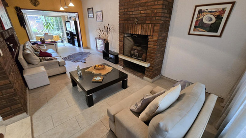 Casa Tipo Chalet De 6 Ambientes Con Jardin, Pileta Y Cochera En Venta. Olivos