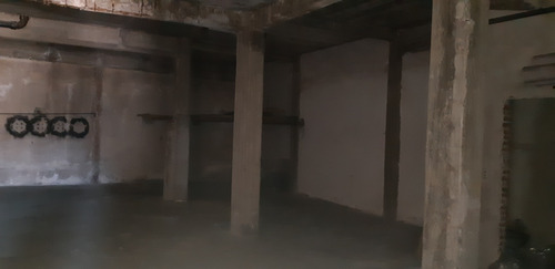 V. Luzuriaga: **galpon** 140m2, 1 Cdra De Calle America