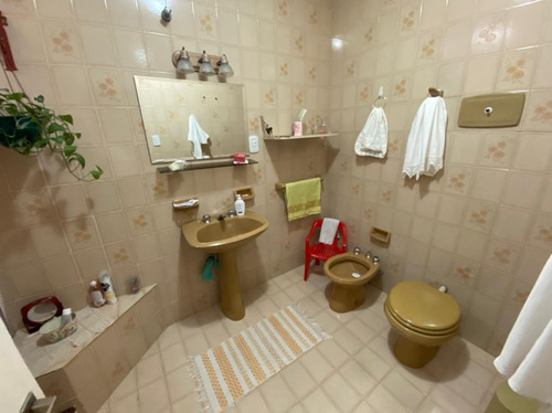 Imagen 14 de 19 de En Venta Casa 5 Amb Con Cochera Y Amplio Fondo Libre Con Pileta En Rdios De Escalada (138)
