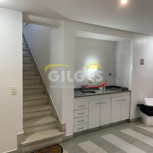 Venta De Casa 10 Amb. En Olivos De Categoría Con Pileta
