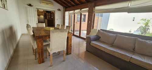 Casa Estilo Chalet 5 Ambientes Con Quincho, Pileta Y Cochera En Palomar