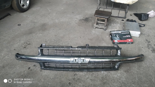 Parrilla Cromada Silverado Con Detalles 2000/2003 (Usado)