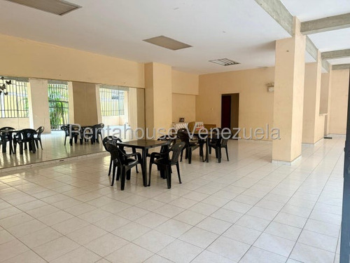 #*25-21102 Oportunidad De Inversión En El Corazón Del Triángulo Del Este: Adquiera Este Estratégico Apartamento Con Un Potencial Ilimitado Para Adaptarlo Completamente A Su Gusto. Adelaida Armeya