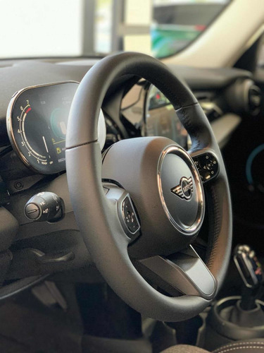 Imagen 8 de 10 de Mini Cooper Classic 2022 1.5 F55 Pepper 136cv