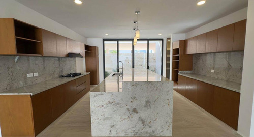 Casa En Venta Merida, Komchen, En Privada Entrega Inmediata