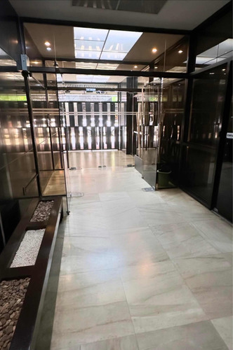 Venta Comoda Oficina En Excelente Punto Ciudad Vieja !