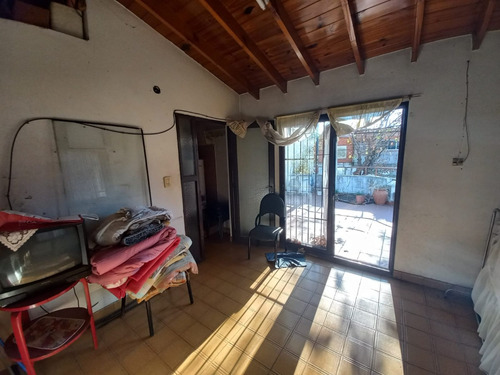 Venta Casa Lote Propio Con Garage Cubierto Y Local En Esquina 2 Plantas Con 2 Terrazas Tiene 166 M2 Cubiertos. A 3 Cuadras Parque Sarmiento Y Av Balbin, 4 Cuadras Av Gral Paz Y A 3 Cuadras Av Parque