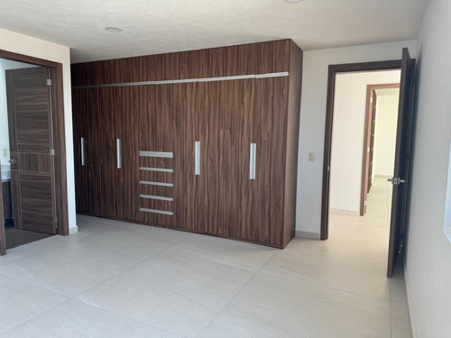 Exclusiva Casa En Venta, Moderna Casa Amplia Con Excelente Ubicación En La Exclusiva Zona Residencial De Metepec