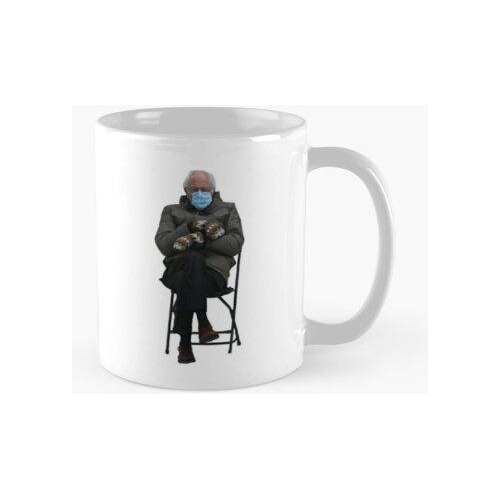 Taza Bernie Sanders En Reposo En Silla Con Guantes Calidad P