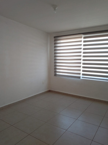 Haz De Esta Casa Tu Nuevo Hogar. Ubicada En Una Privada Con Vigilancia 24/7, Esta Propiedad Combina Funcionalidad, Amplitud Y Excelente Ubicación.