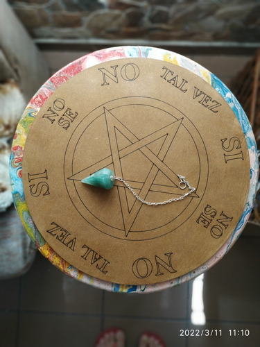 Imagen 3 de 4 de Péndulo De Jade Natural Y Tabla De Radiestesia