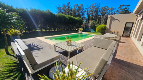 En Venta. Casa De 4 Ambientes Con Quincho Y Pileta. Haras Del Mar. Santa Clara Del Mar.