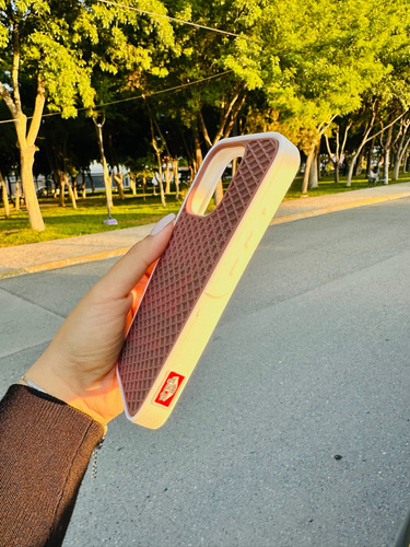 Funda Vans Waffle Para iPhone Color Negro Y Café