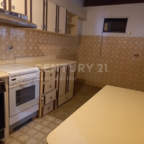 Imagen 10 de 24 de Hermoso Town House En Longa España Con Vista Al Mar, Piscina Privada Y Gran Potencial De Remodelación.