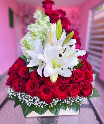 Arreglos Florales Y Bandejas De Desayuno