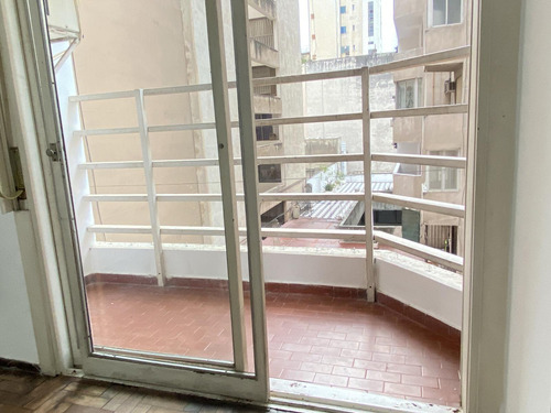 Departamento En El Centro En Venta De 1 Dormitorio Con Balcón Desocupado