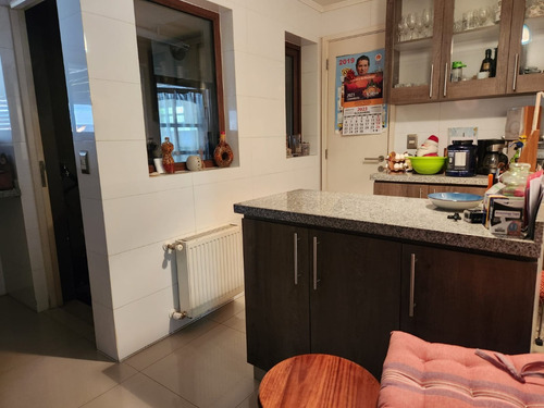 Casa De 200 M2, 3 Pisos, 4 D, 5 B, Isla Teja, Valdivia