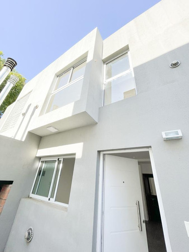 Casa Duplex De Pasillo En Arroyito