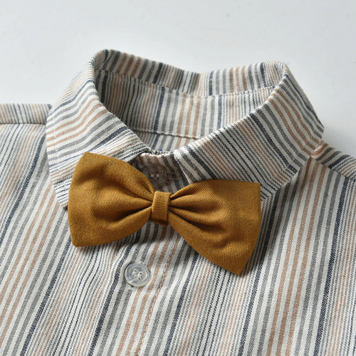 Conjunto De Camiseta A Rayas Con Pajarita Y Pantalones Con T